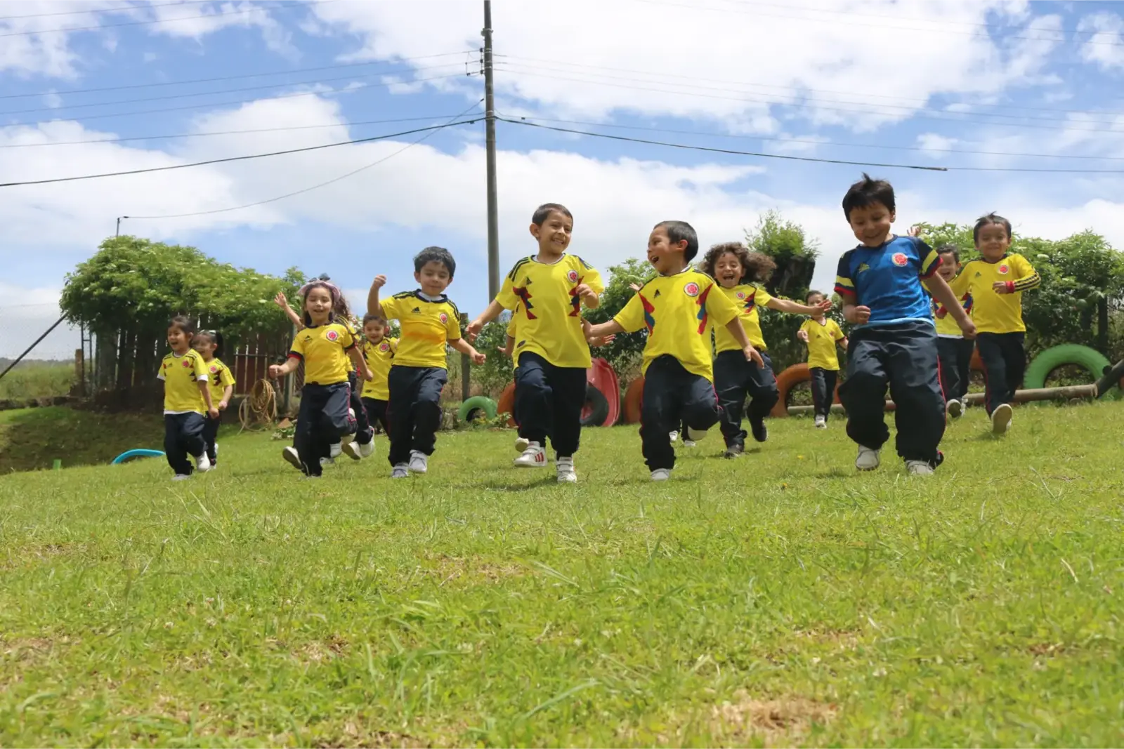 Niños de preescolar jugando en zonas verdes