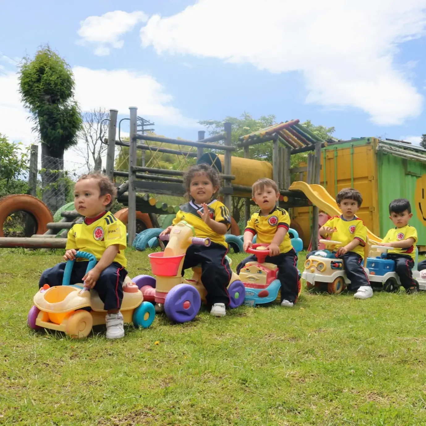 Niños jugando con juguetes