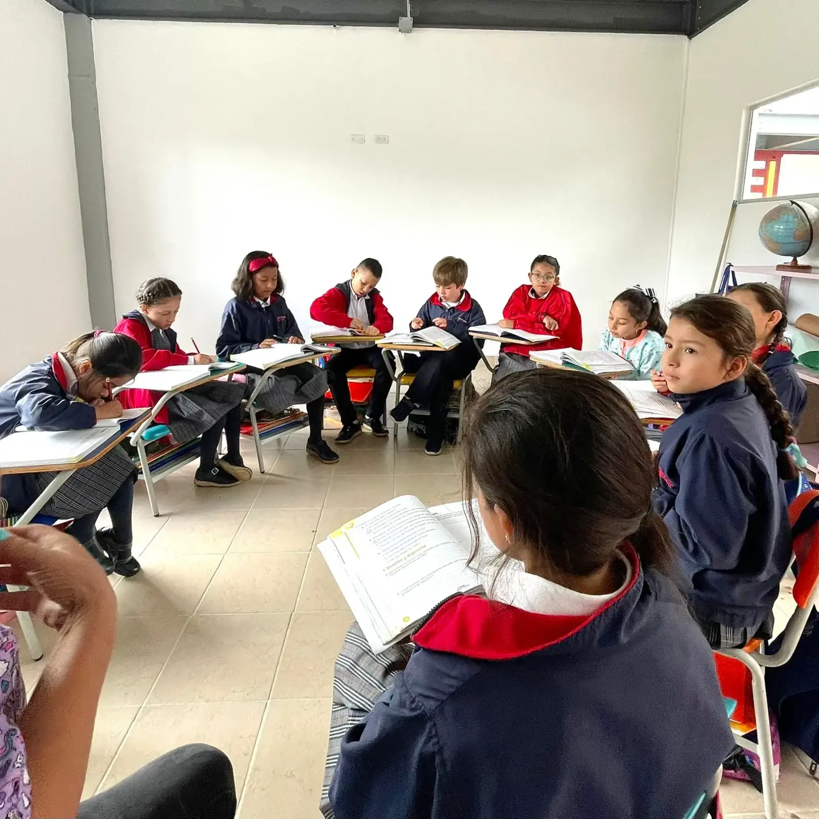 Estudiantes de primaria en clase
